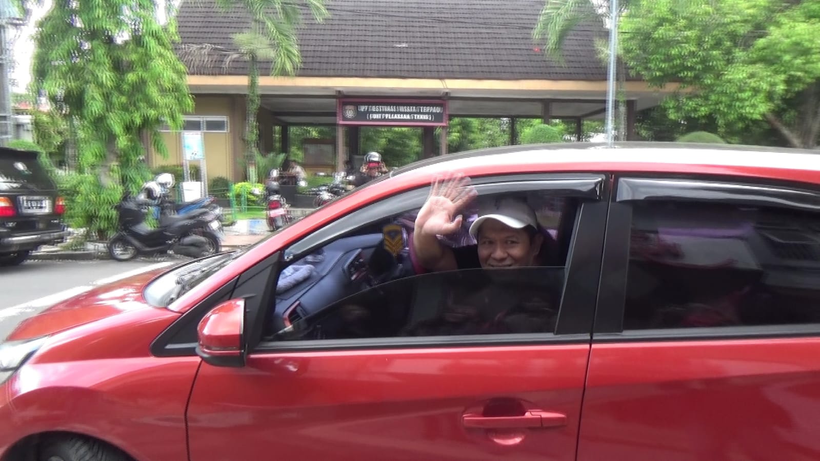 Mantan Kepala Dikbud Ngawi Muhammad Taufiq Agus Susanto keluar dari Lapas Kelas II B Ngawi usai memperoleh cuti bersyarat. ASEP SYAEFUL/RADAR NGAWI
