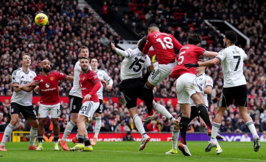 Manchester United unggul 1-0 atas Fulham di babak pertama lewat gol Casemiro dari situasi bola mati di Old Trafford.