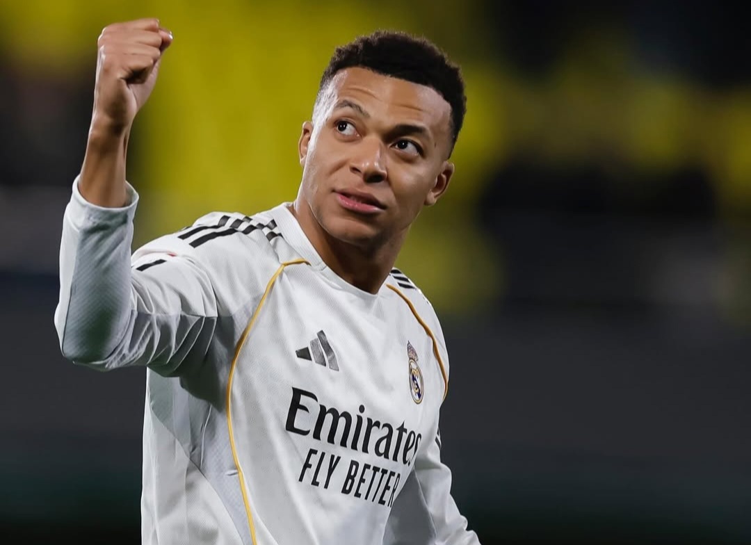 Penalti Kylian Mbappe di menit 90+10 membawa Real Madrid menang dramatis atas Rayo Vallecano dan menjaga jarak satu poin dari Barcelona.