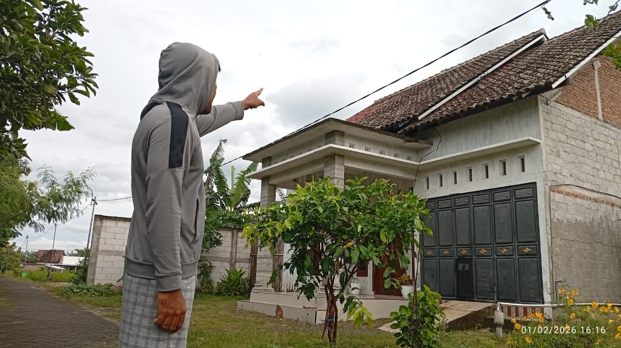 Salah seorang warga Desa Sangen, Kecamatan Geger, menunjukkan sarang tawon endas yang menyengatnya, Sabtu (1/2). DIAN RAHAYU/RADAR MADIUN
