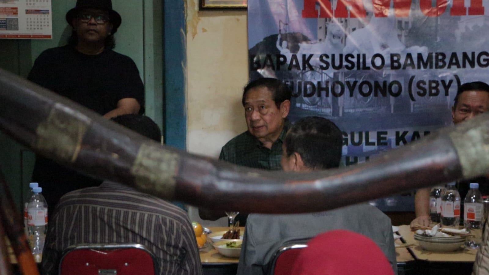 Presiden ke-6 RI Susilo Bambang Yudhoyono menikmati sate gule Bu Yuli di timur Pasar Legi Ponorogo saat perjalanan Gresik&ndash;Pacitan, Sabtu (1/2). SUGENG DWI N/RADAR PONOROGO