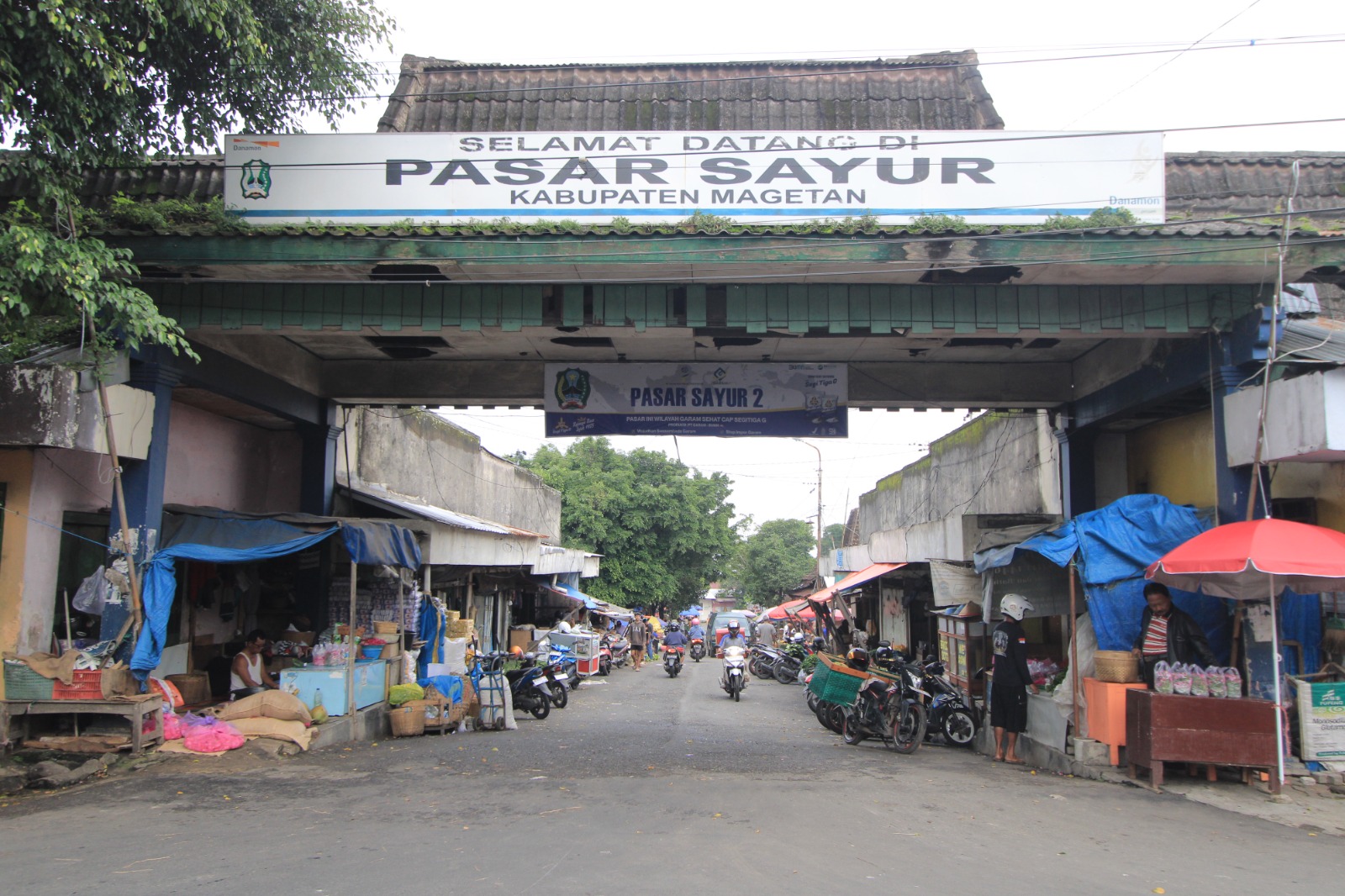 Aktivitas pedagang di Pasar Sayur Magetan yang rencananya akan direvitalisasi, namun hingga kini masih menunggu kepastian anggaran dari pemerintah pusat. AJI PUTRA/RADAR MAGETAN