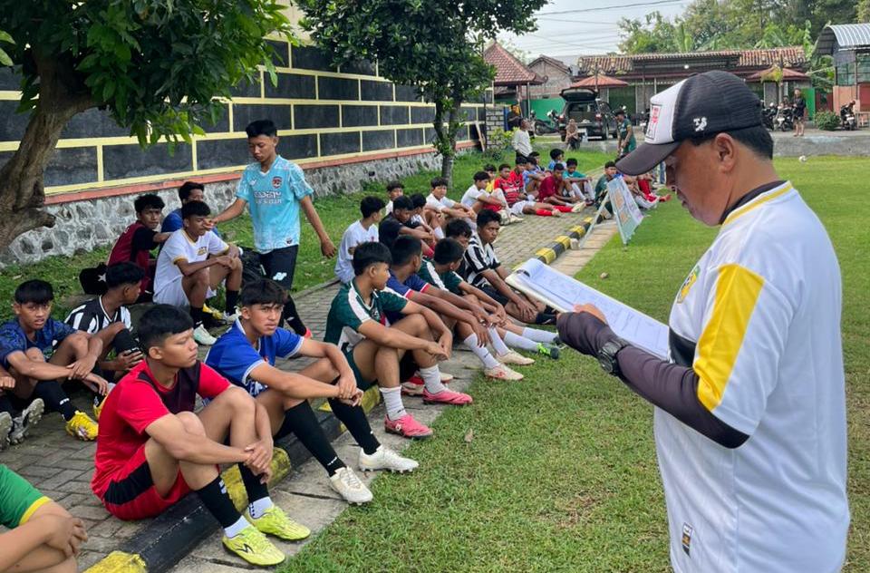AKADEMI: Sejumlah pemain muda mengikuti seleksi terbuka U-17 PSM Madiun di Lapangan Sogaten sebagai persiapan Piala Soeratin Jatim 2026.