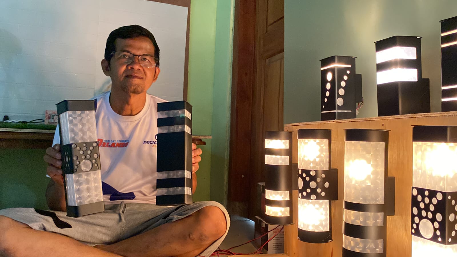 INOVATIF: Nurul Huda memperlihatkan lampu hias berbahan paralon hasil kreativitasnya yang kini diminati pasar luas.