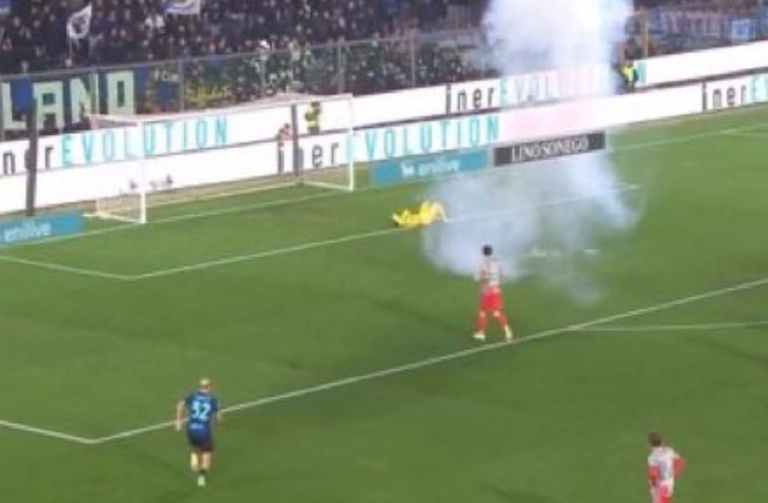 Kiper Timnas Indonesia Emil Audero menjadi korban pelemparan petasan oleh fans Inter di laga melawan Cremonese.