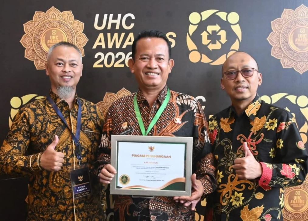 DEMI MASYARAKAT: Wabup Madiun dr Purnomo Hadi hadir bersama Kadinkes, dr. Heri Setyana dan kepala BPJS Kesehatan setempat menunjukkan piagam penghargaan UHC yang diperoleh.