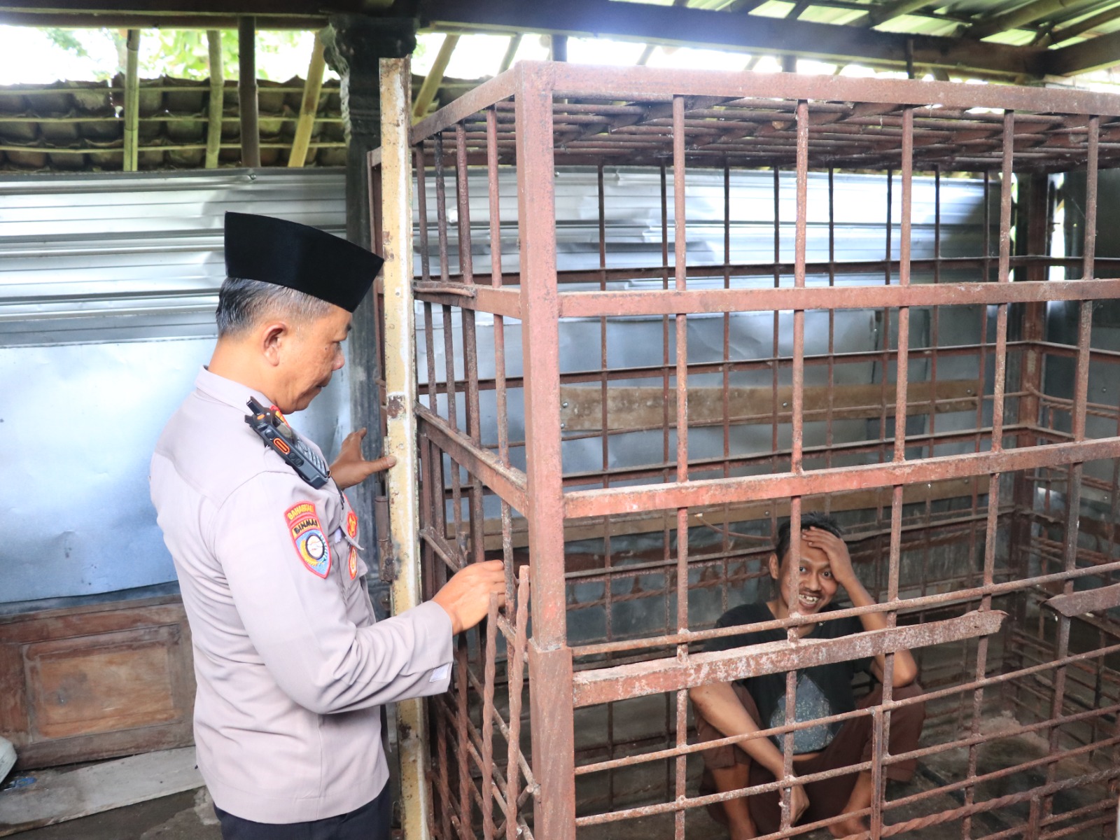 Suhananto, warga Desa Sendang, Kecamatan Jambon, Ponorogo, dikurung keluarga setelah kerap mengamuk dan mengancam warga menggunakan senjata tajam. SUGENG DWI N/RADAR PONOROGO