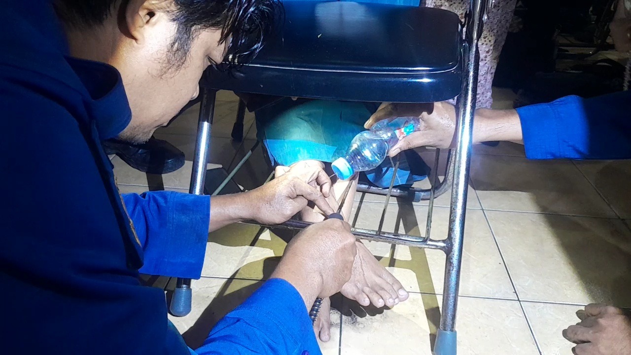 Petugas Damkar Satpol PP Ngawi menggerinda rak bangku besi yang menjepit kedua kaki Puspa Nirwana saat proses evakuasi di sebuah LBB di Ngawi. FOTO: ISTIMEWA