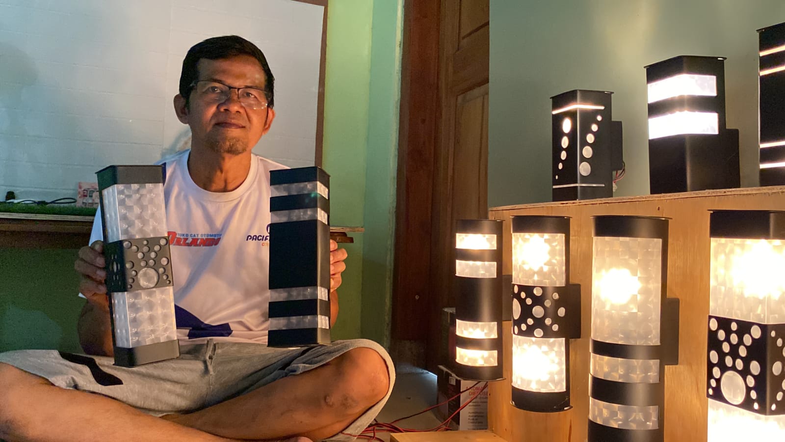 Nurul Huda memperlihatkan lampu hias berbahan paralon hasil kreativitasnya yang kini diminati pasar luas. DIAN RAHAYU/RADAR MADIUN