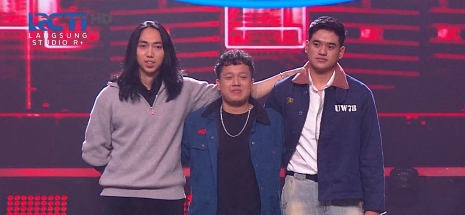 Praditya, kanan, tereliminasi dari panggung Indonesian Idol XIV.