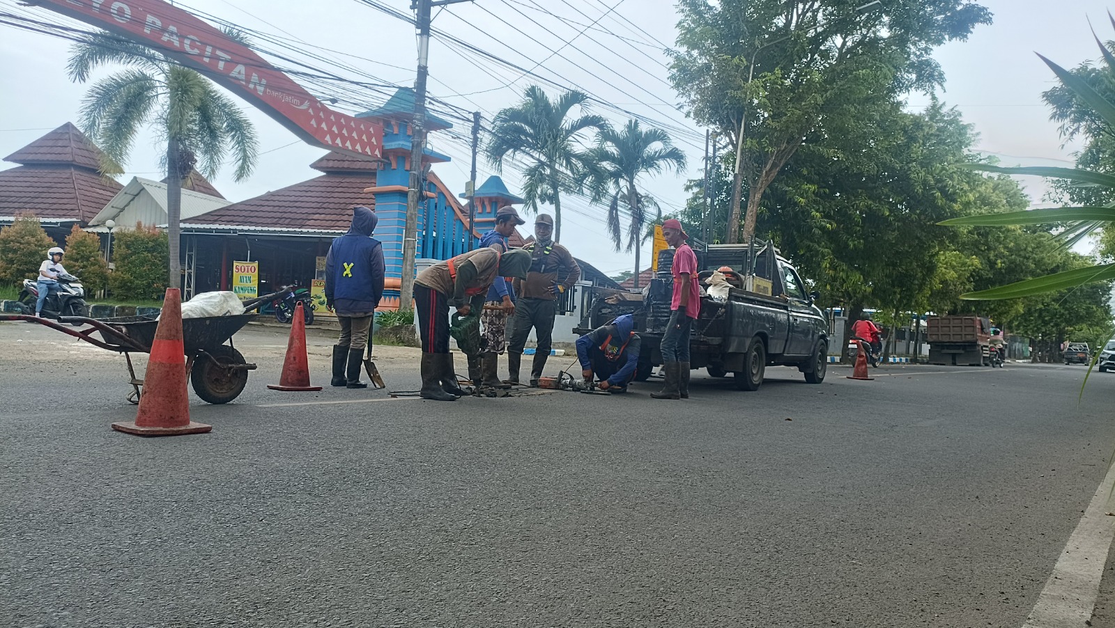 Petugas DPUPR Pacitan menambal jalan berlubang sebagai bagian dari program sapu lubang jelang arus mudik dan libur Lebaran. DOK RADAR PACITAN
