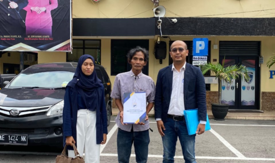 Supriyanto, warga Desa Klumpit, Sawahan, didampingi keluarga saat mengajukan laporan sengketa tanah ke Polres Madiun Kota.