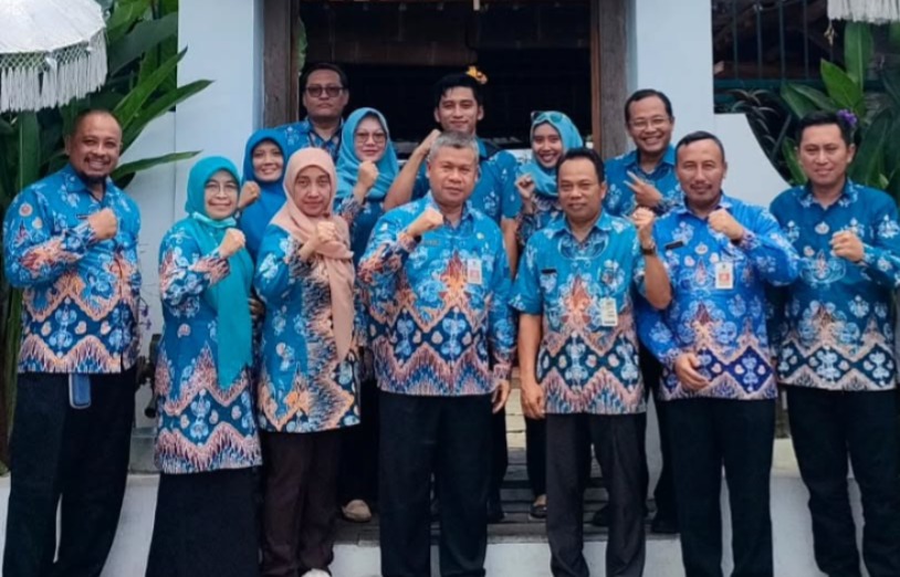 Sejumlah pejabat Pemkab Pacitan mengenakan busana dan batik khas daerah sebagai bagian dari peringatan Hari Jadi ke-281 Pacitan. FOTO: ISTIMEWA