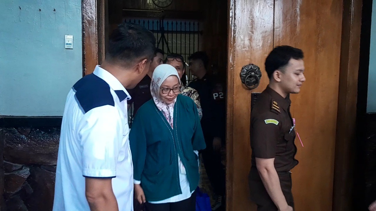 Nafiaturrohmah keluar dari Lapas Kelas II B Ngawi setelah divonis tidak bersalah oleh Pengadilan Tipikor Surabaya. FOTO: ASEP SYAEFUL/RADAR NGAWI