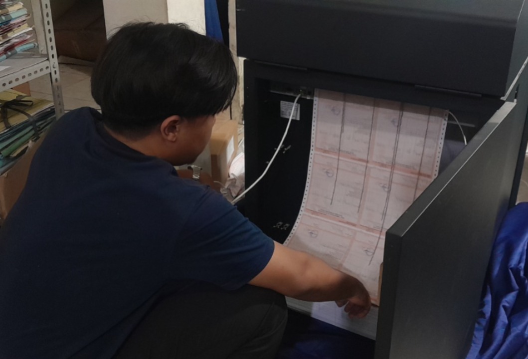 Petugas Badan Keuangan Ngawi mencetak SPPT PBB-P2 untuk segera didistribusikan ke wajib pajak. DOK RADAR NGAWI