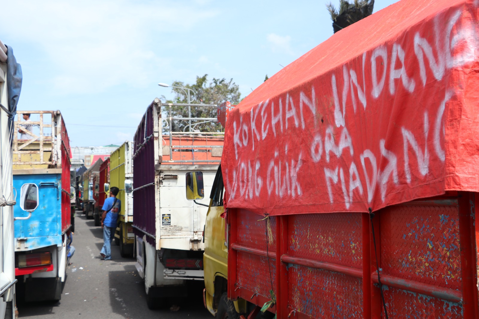 Petugas Dishub Ponorogo menurunkan muatan pasir dari truk tambang yang terindikasi ODOL saat operasi penertiban. DOK RADAR PONOROGO