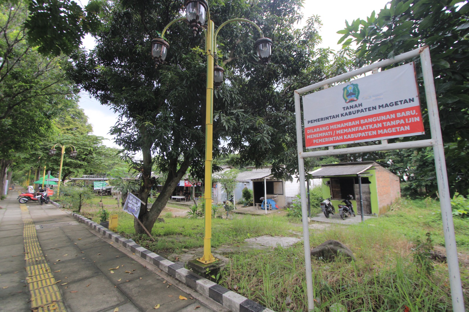 Kawasan pasar burung di sekitar Stadion Yosonegoro Magetan yang akan direvitalisasi. Pedagang segera direlokasi. AJI PUTRA/RADAR MAGETAN