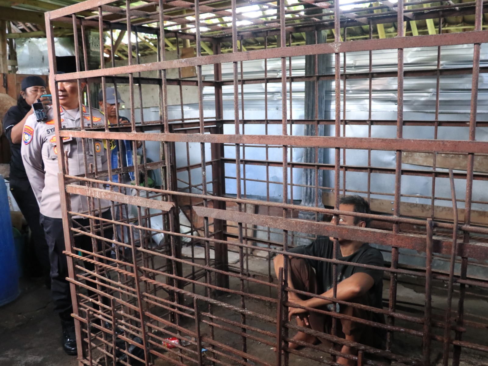 Petugas mengevakuasi ODGJ untuk mendapatkan penanganan sementara di rumah singgah karena Ponorogo belum memiliki panti rehabilitasi khusus. SUGENG DWI N/RADAR PONOROGO