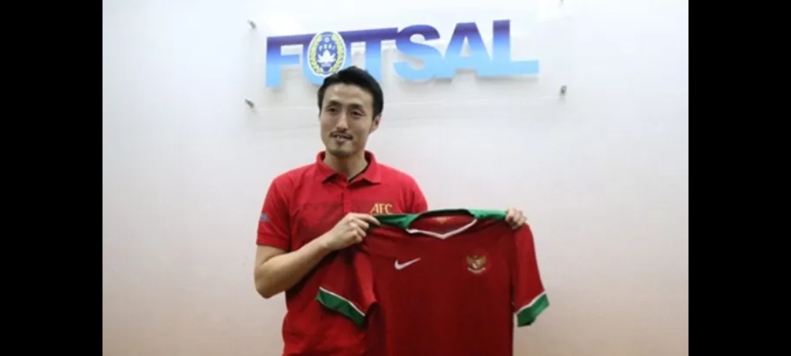 Kensuke Takahashi saat diperkenalkan sebagai pelatih Timnas Futsal Indonesia. Di Piala Asia Futsal 2026, ia menukangi Jepang dan menghadapi Garuda pada babak semifinal.