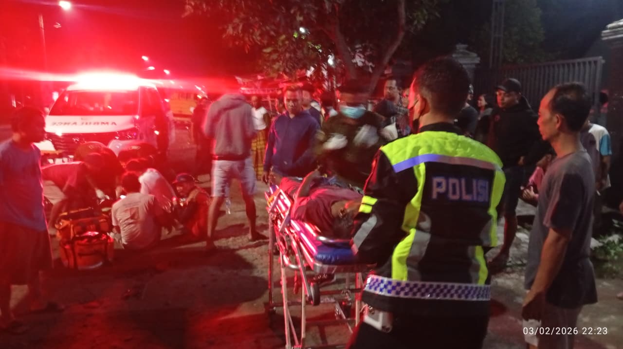 Korban kecelakaan dievakuasi menggunakan ambulans di Jalan Raya Madiun-Ponorogo, Desa Kertobanyon, Kecamatan Geger, Selasa (3/2).