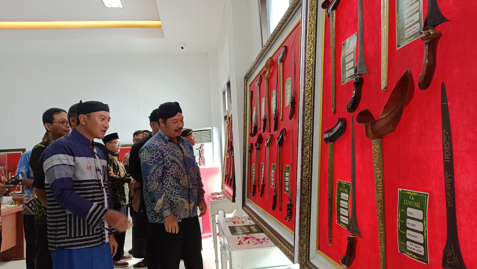 Dua keris koleksi Presiden Prabowo Subianto dipajang dalam pameran budaya Luwung Manjang Keris di Perpusda Pacitan. NUR CAHYONO/RADAR PACITAN