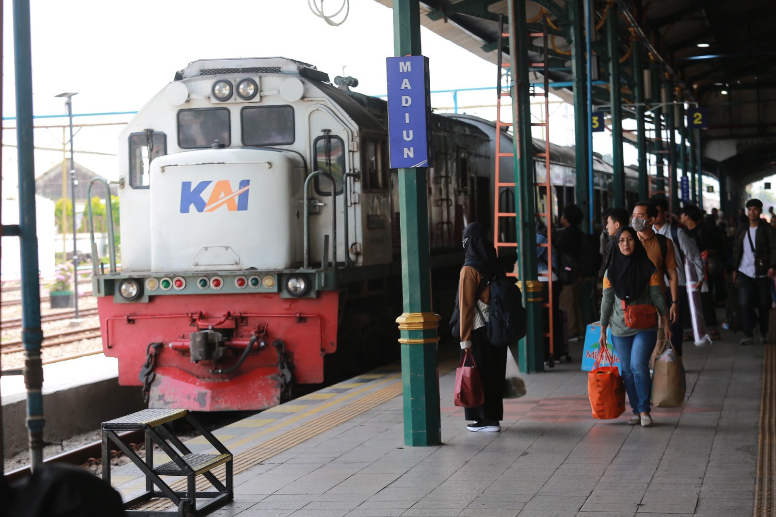 Aktivitas penumpang kereta api di wilayah Daop 7 Madiun terpantau padat sepanjang Januari 2026, total 411.893 orang dilayani. BAGAS BIMANTARA/RADAR MADIUN