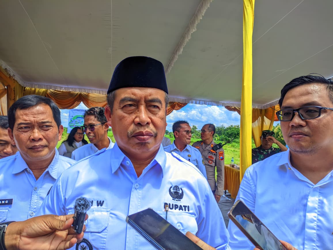 Bupati Madiun Hari Wuryanto (Mas Hari Wur) melakukan peletakan batu pertama pembangunan pabrik pengolahan porang PT Fengshui Konjac Indonesia di Kecamatan Saradan. LODITYA FERNANDES/RADAR MADIUN