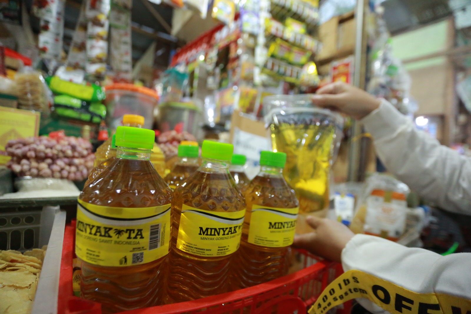 MinyaKita masih dijual sesuai HET Rp 15.700 per liter di pasar tradisional Kota Madiun menjelang Ramadan, pasokan dinilai aman. BAGAS BIMANTARA/RADAR MADIUN