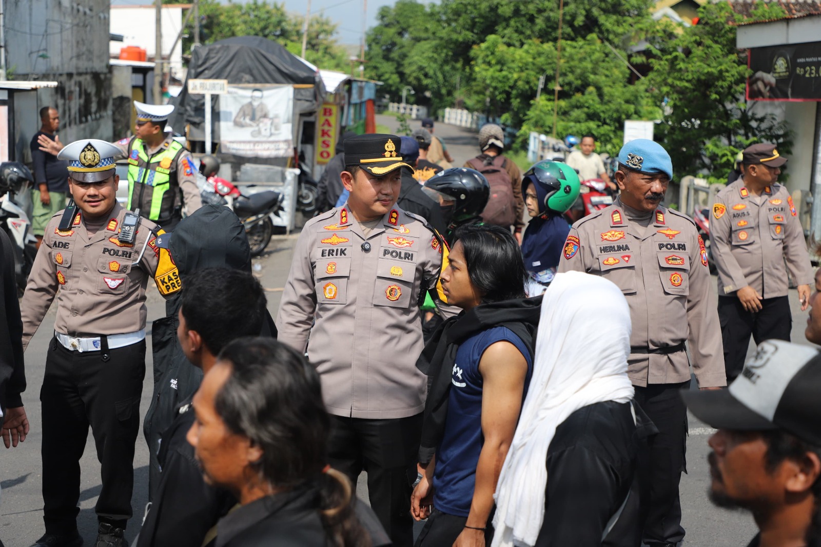 Kapolres Magetan AKBP Raden Erik Bangun Prakasa mengawal long march ratusan pendekar yang bergerak dari Takeran menuju Madiun, Kamis (5/2). FOTO: POLRES MAGETAN