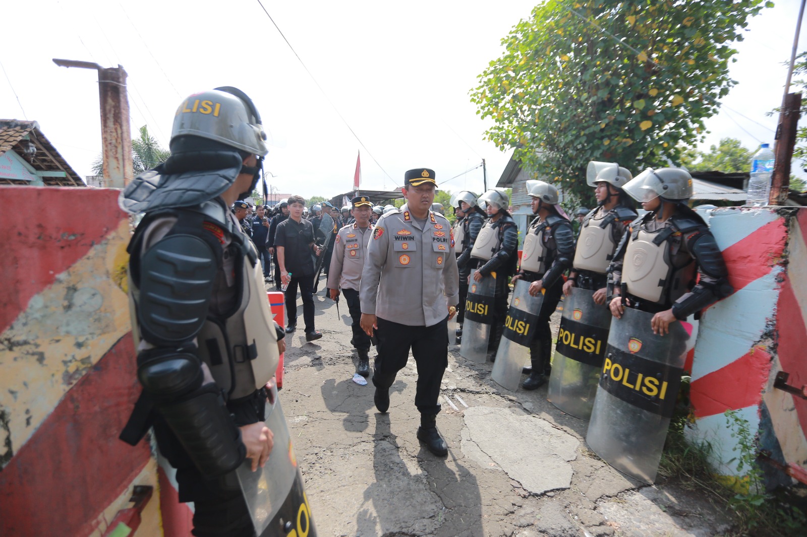 Polisi melakukan penyekatan di wilayah perbatasan Kota Madiun menuju Padepokan Agung PSHT Pusat Madiun, sehari jelang Parluh 2026, Kamis (5/2). BAGAS BIMANTARA/RADAR MADIUN