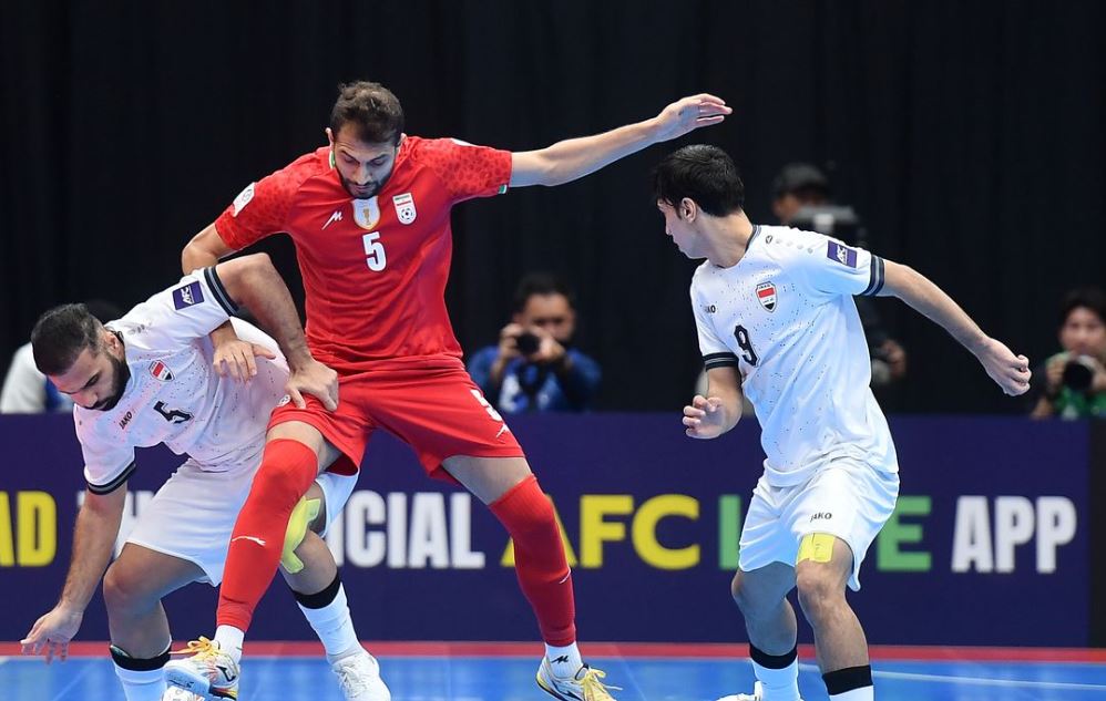 Pemain Iran dan Irak saling berebut bola di Semifinal Piala Asia Futsal 2026, Kamis (5/2).