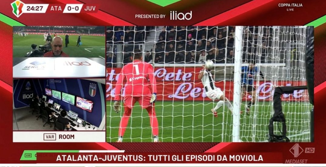 Michelle Fabri mengecek VAR handball Bremer di laga Atalanta vs Juventus.