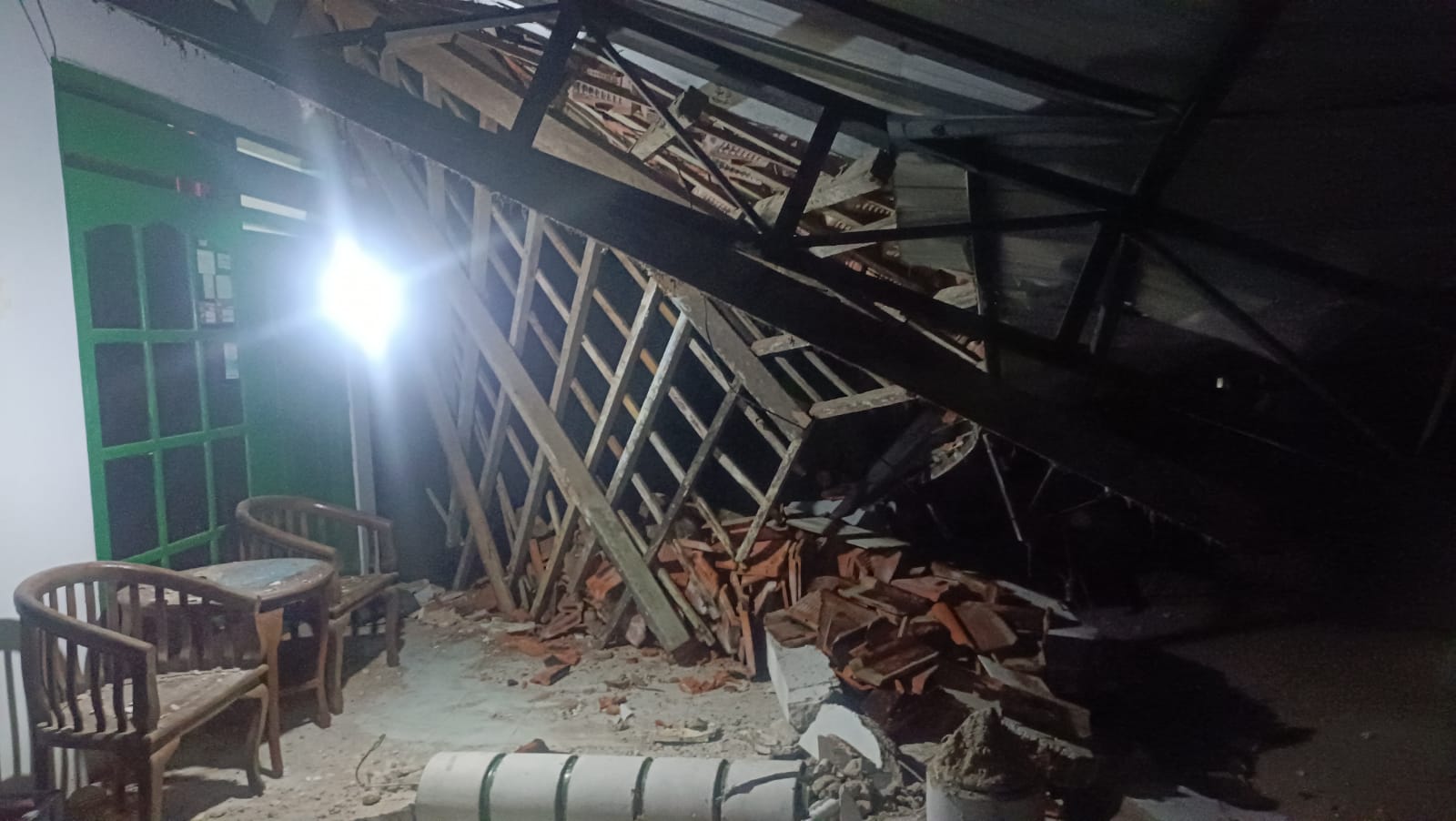 Kerusakan rumah warga di Pacitan mulai dilaporkan usai gempa magnitudo 6,4 mengguncang wilayah tenggara, Jumat (6/2) dini hari. NUR CAHYONO/RADAR PACITAN