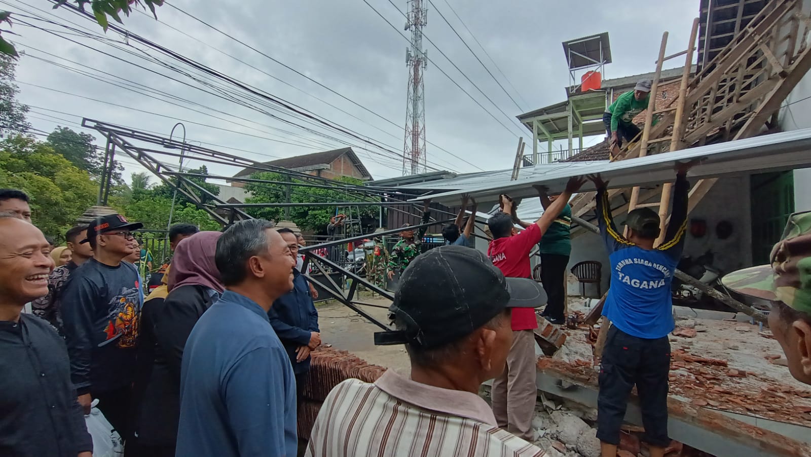 Petugas dan warga memeriksa kerusakan rumah di Desa Menadi, Pacitan, usai gempa M 6,4 mengguncang wilayah tenggara Pacitan, Jumat (6/2) dini hari. NUR CAHYONO/RADAR PACITAN
