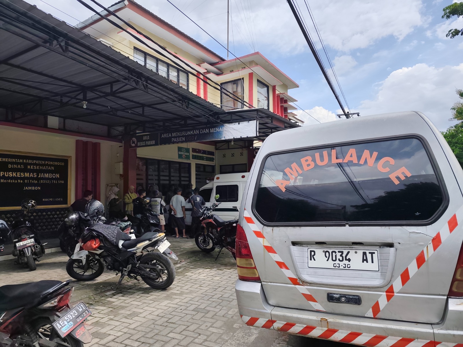DUKA MENDALAM: Empat anak ditemukan tewas di sungai kecil Dusun Sidowayah, Desa Sidoharjo, Kecamatan Jambon, Ponorogo, Jumat (6/2). SUGENG DWI N/RADAR PONOROGO
