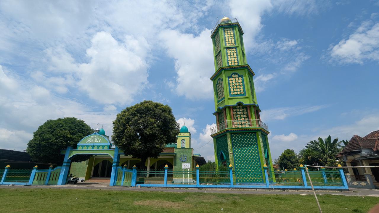CONDONG: Menara di salah satu masjid Desa Kincang Wetan, Kecamatan Jiwan, Kabupaten Madiun, mengalami kemiringan dan diduga diperparah akibat gempa Pacitan, Jumat (6/2). DIAN RAHAYU/RADAR MADIUN