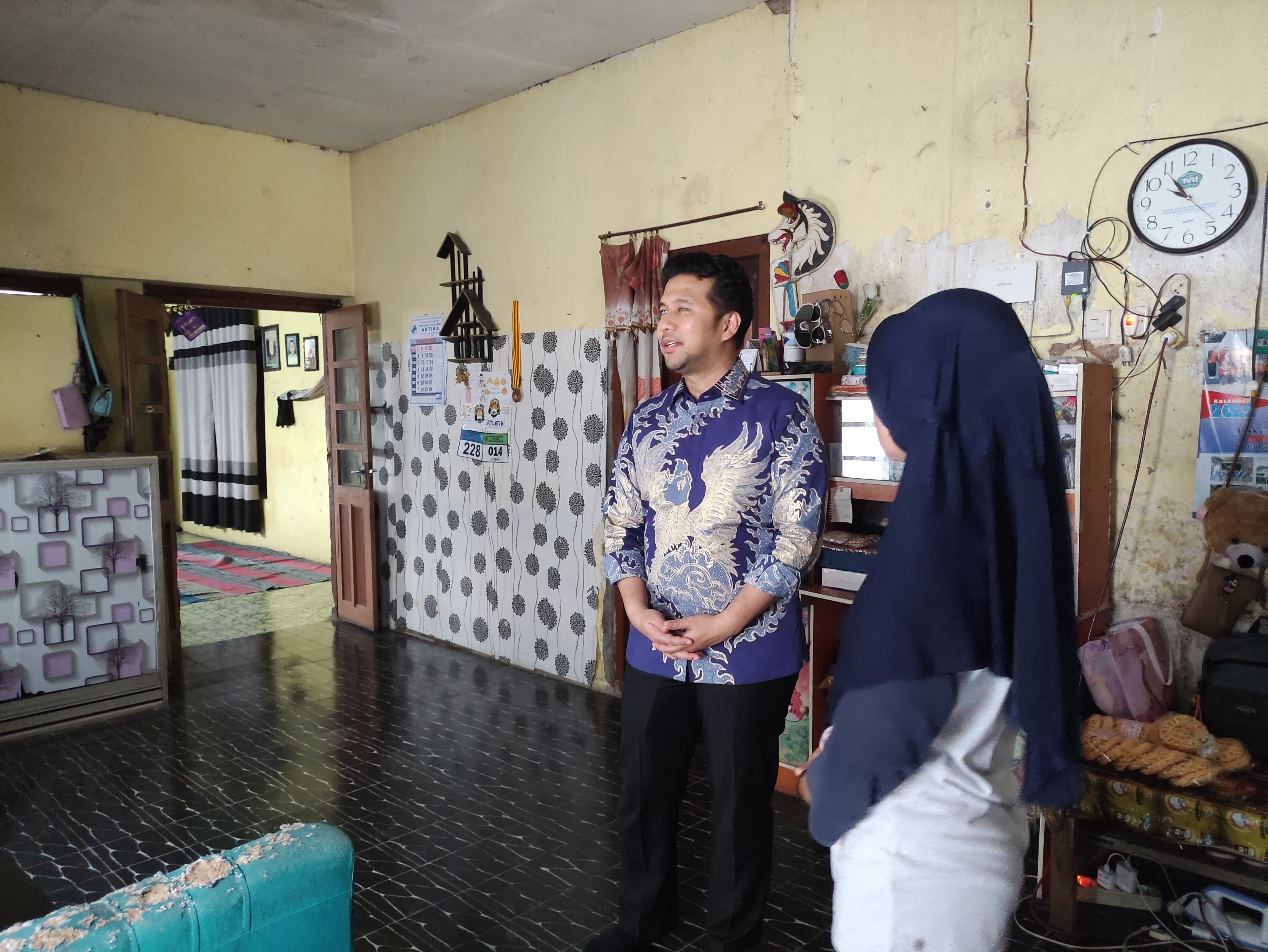 TINJAU LOKASI: Wakil Gubernur Jawa Timur Emil Elestianto Dardak meninjau rumah warga di Desa Menadi, Pacitan, yang rusak akibat gempa M 6,4, Jumat (6/2). NUR CAHYONO/RADAR PACITAN