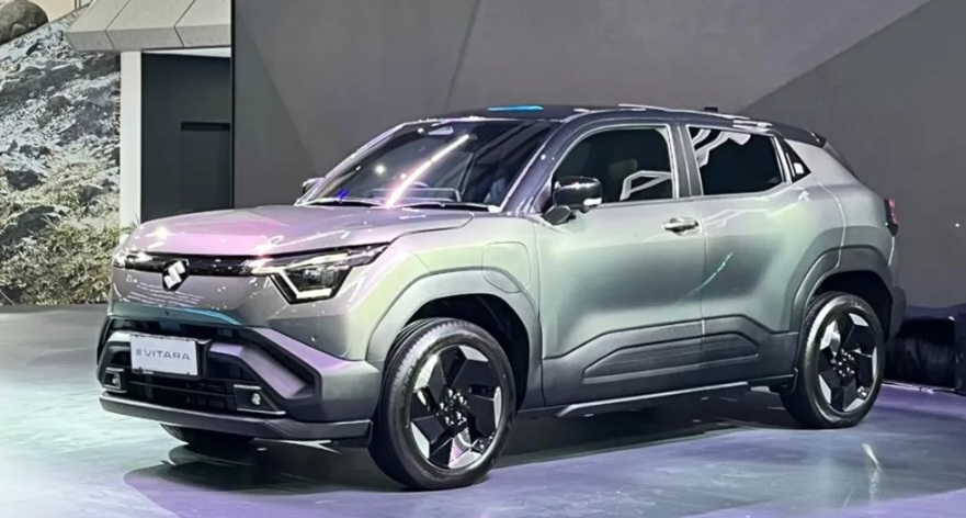 Suzuki eVitara resmi meluncur di IIMS 2026 sebagai mobil listrik pertama Suzuki di Indonesia, dibanderol Rp 755&ndash;758 juta OTR DKI.