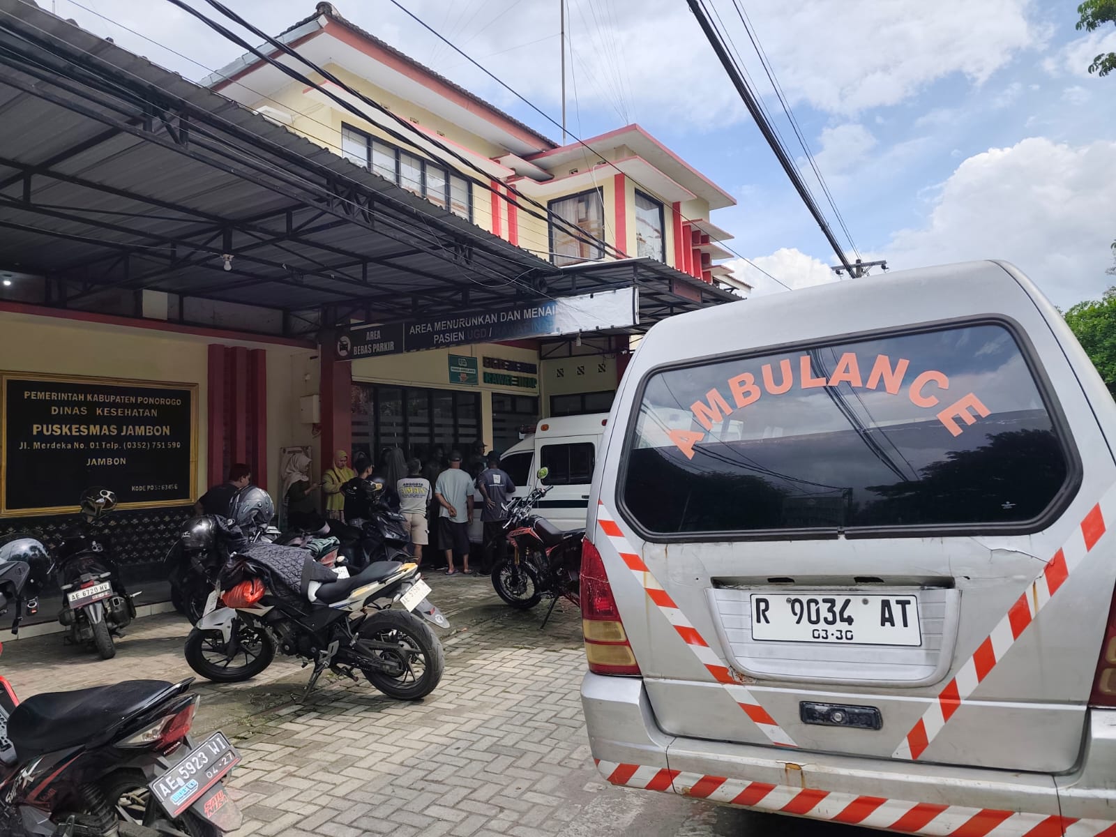 Empat anak TK dan SD korban tenggelam di Sidoharjo dilarikan ke Puskesmas Jambon namun nyawa mereka tak tertolong, Jumat (6/2).