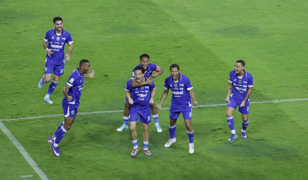 Para pemain Persib Bandung merayakan gol di pertandingan BRI Super League.