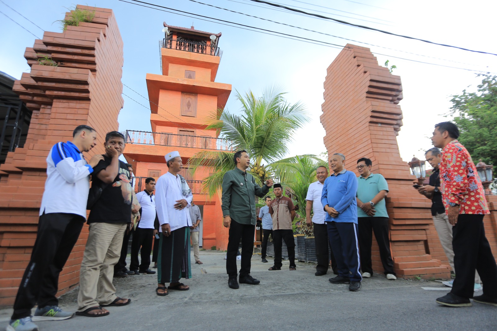 Plt Wali Kota Madiun F Bagus Panuntun meninjau kawasan Makam Kuncen dan Makam Kuno Taman yang menjadi fokus pemeliharaan cagar budaya tahun ini. BAGAS BIMANTARA/RADAR MADIUN