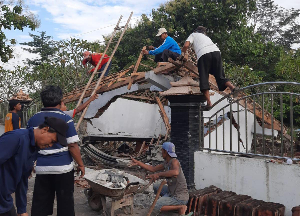 Gapura makam di Desa Betek, Kecamatan Madiun, roboh usai terdampak getaran gempa Pacitan, Jumat dini hari (6/2). DIAN RAHAYU/RADAR MADIUN