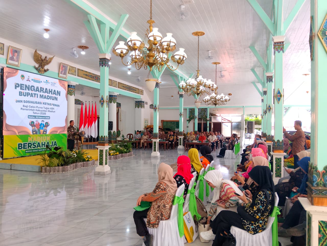 Wakil Bupati Madiun dr. Purnomo Hadi memberikan pengarahan kepada 250 ASN yang masuk usia pensiun tahun 2026 dalam kegiatan sosialisasi ketaspenan di Pendapa Muda Graha.