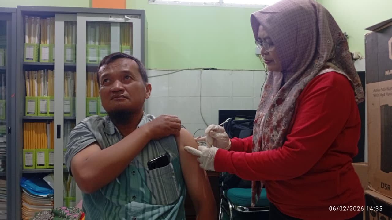 Calon jemaah haji (CJH) asal Kabupaten Madiun menjalani tahapan persiapan keberangkatan, salah satunya vaksinasi meningitis dan influenza. DIAN RAHAYU/RADAR MADIUN