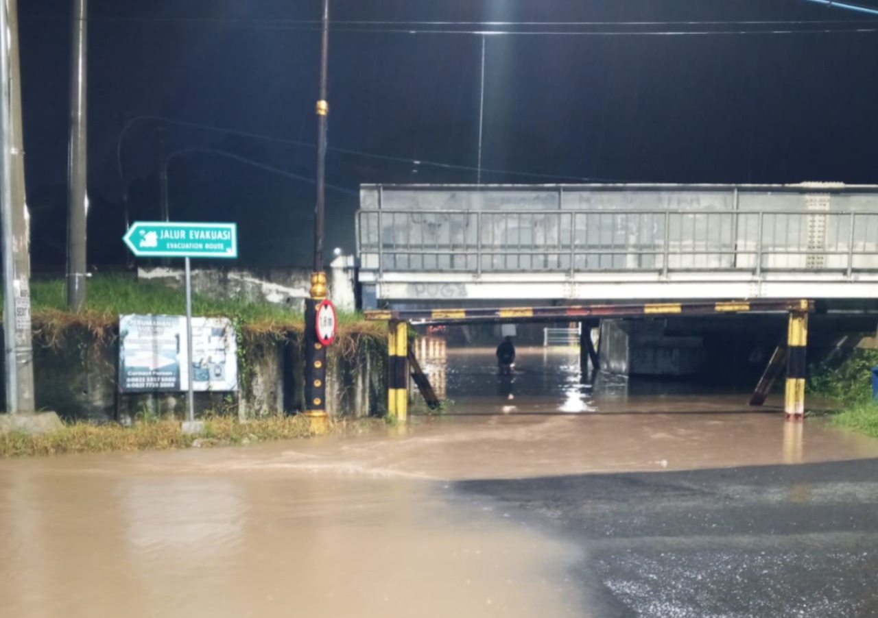 Genangan air dari luapan Kali Piring meluber hingga menutup akses jalan di kawasan Bok Malang, Kota Madiun, Rabu (4/2) malam. DOK RADAR MADIUN
