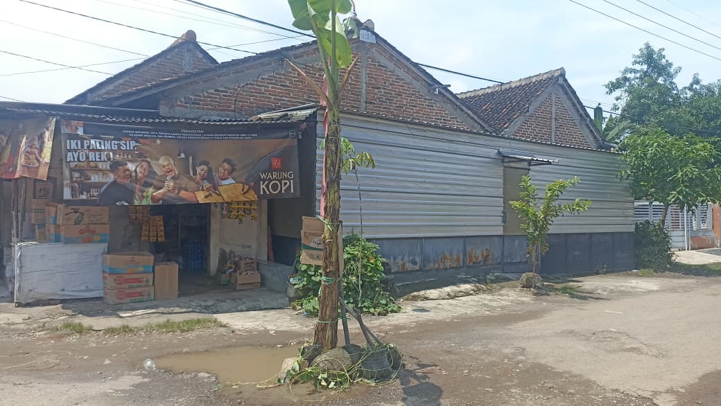 Warga Desa Sidomulyo, Kecamatan Wonoasri, menanam pohon pisang di jalan berlubang sebagai bentuk protes karena kerusakan belum diperbaiki, kemarin (6/2). LODITYA FERNANDES/RADAR MADIUN