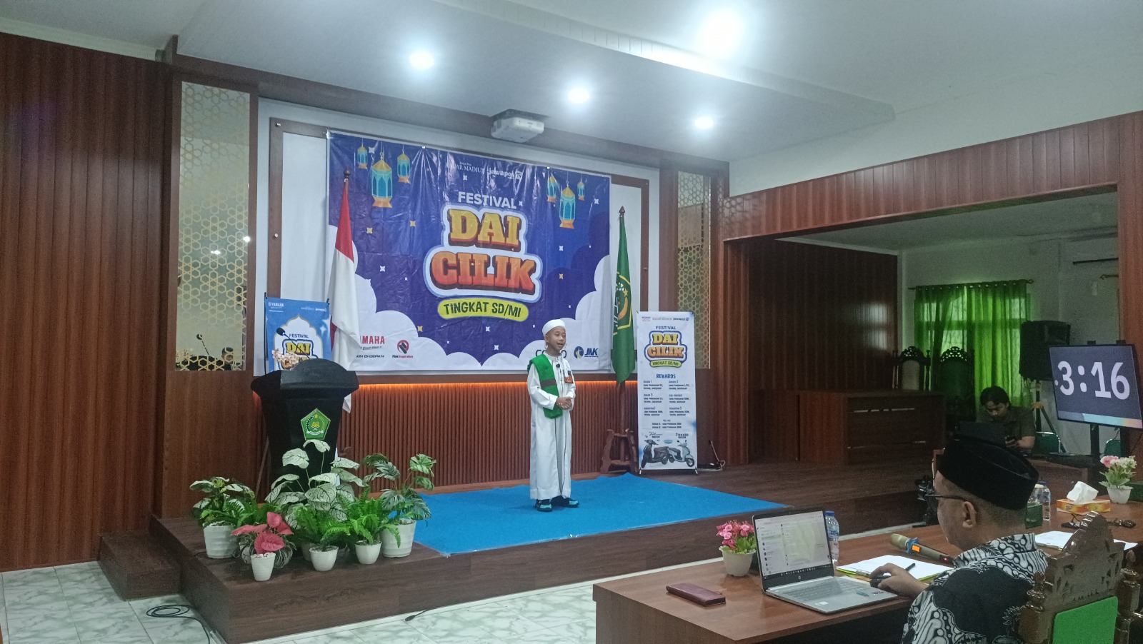 Peserta Festival Dai Cilik SD/MI Radar Madiun 2026 tampil menyampaikan ceramah di Aula Kemenag Pacitan, Kamis (6/2), sebagai latihan mental jelang Ramadan. NUR CAHYONO/RADAR PACITAN