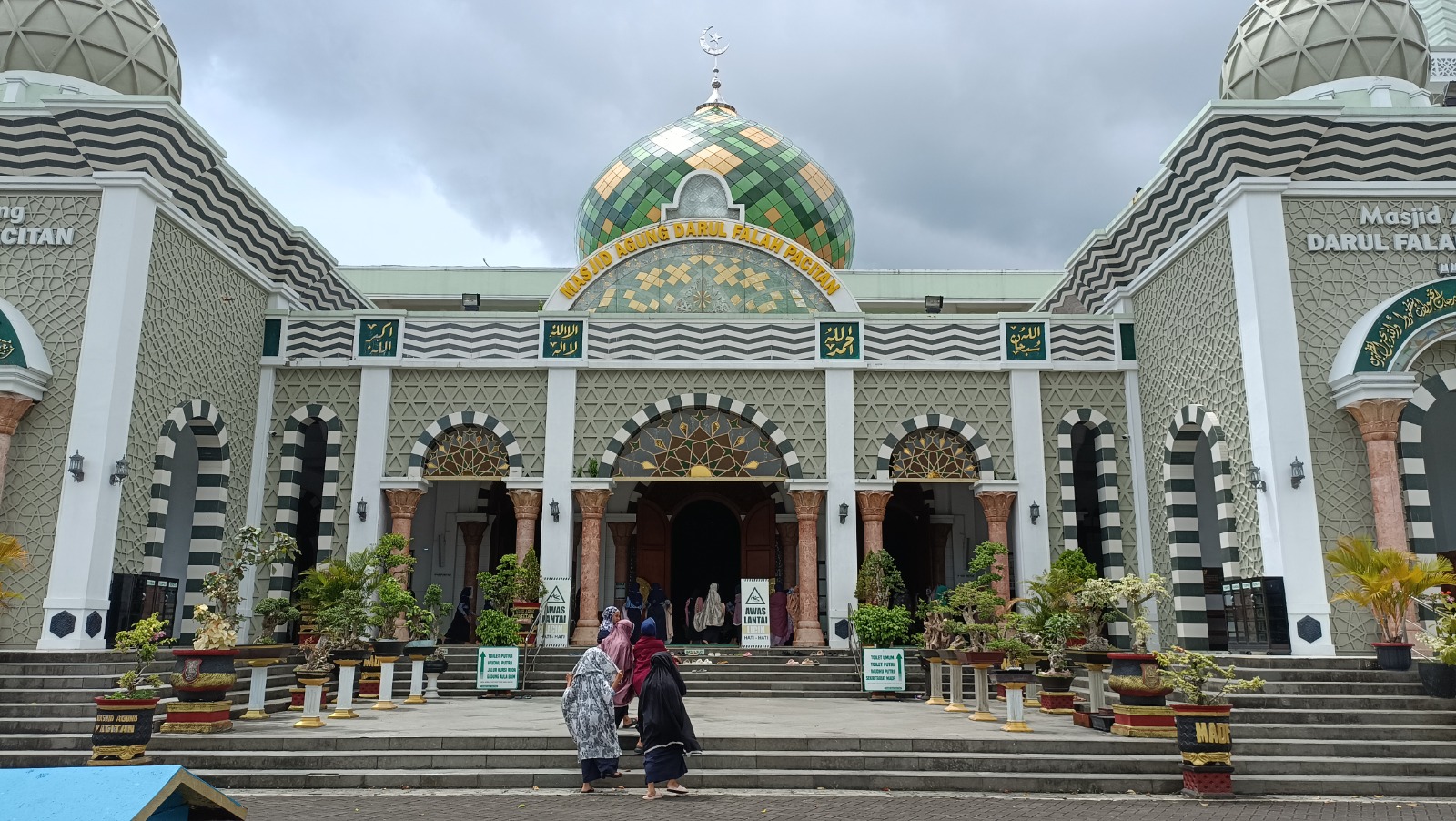 Warga menunggu bantuan renovasi masjid di Pacitan. Tahun ini hibah keagamaan Pemkab Pacitan turun drastis dan hanya menyasar empat titik. DOK RADAR PACITAN