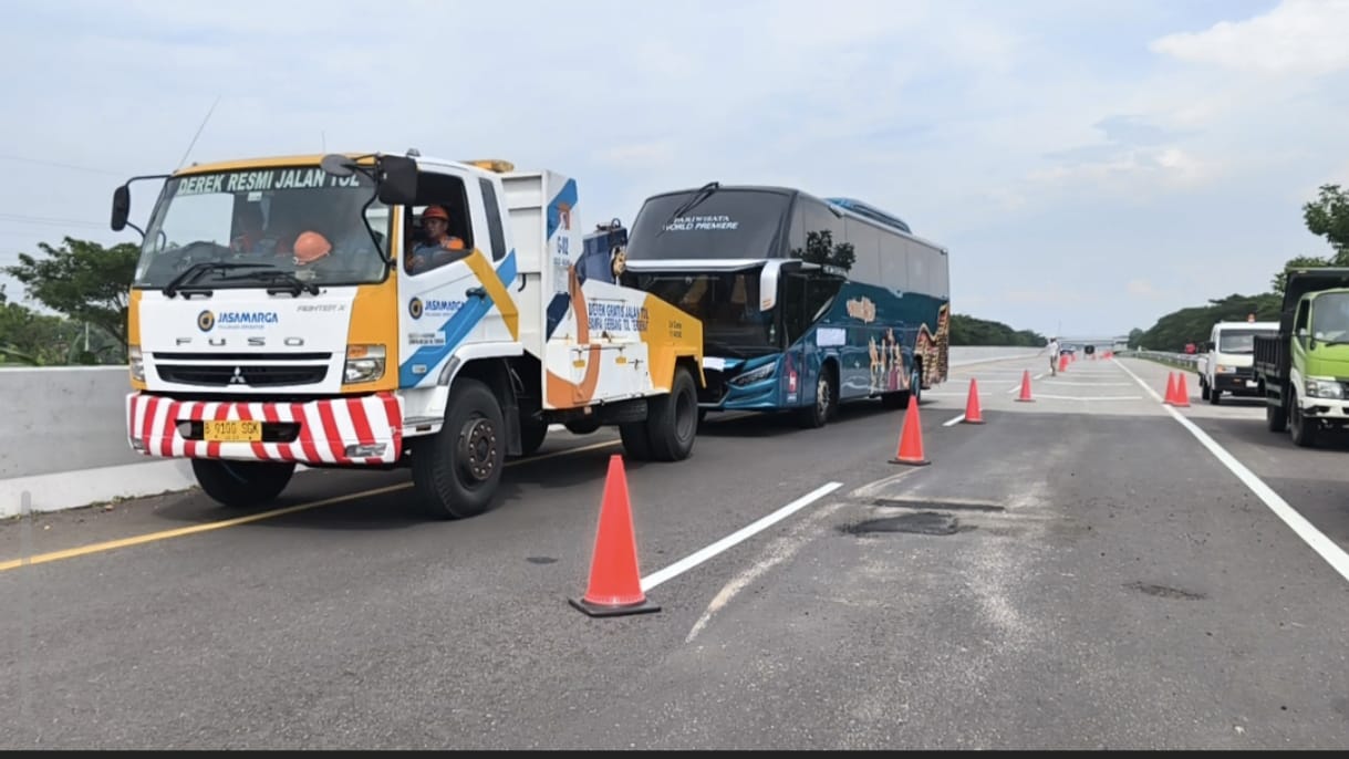 Kecelakaan beruntun di Tol Ngawi&ndash;Kertosono KM 576 Paron melibatkan dua bus, truk muatan durian, dan mobil Honda CRV, Sabtu (7/2). FOTO: ISTIMEWA