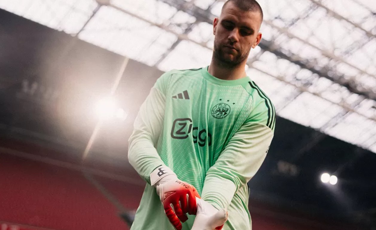 Maarten Paes, penjaga gawang berkebangsaan Indonesia, saat diperkenalkan sebagai pemain baru Ajax.